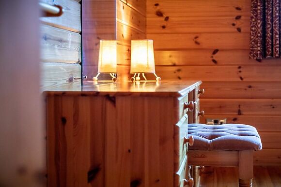 Clovelly Lakes Falcon Lodge Twelve