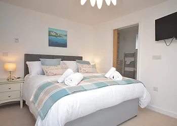 Downstairs king-size bedroom with en-suite