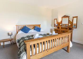 Ground floor spacious king-size bedroom