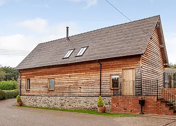 Beautiful holiday barn with plenty of character