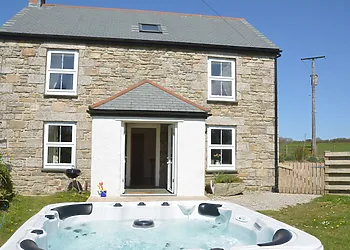 Delightful Cornish holiday cottage with the added luxury of a hot tub