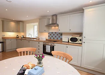 Modern well equipped kitchen 