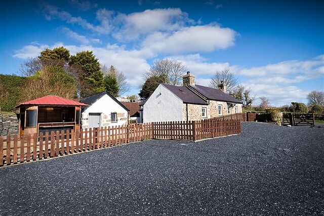 Bryn Refail Bach
