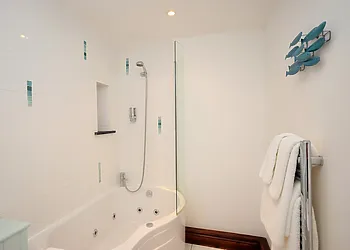 Ensuite to king-size bedroom with spa bath