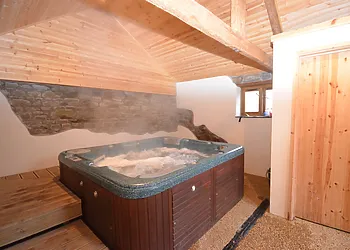Enjoy the shared Hot tub
