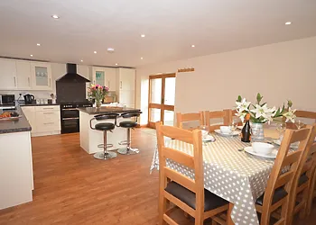 Kitchen/dining area with breakfast bar
