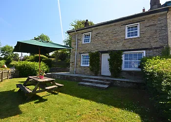 View towards the cottage and front garden with seating