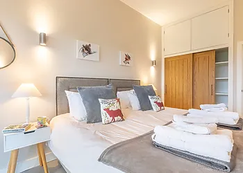 Twin bedroom which can be made in to a king-size