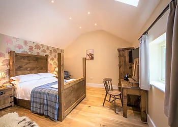 A four poster double bed