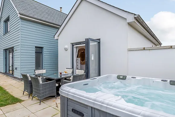 3-Bedroom Hot Tub Lodge in Westward Ho photo 2