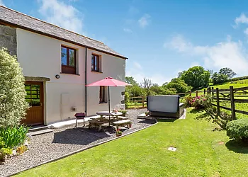 Pretty cottage with private hot tub surrounded by countryside views