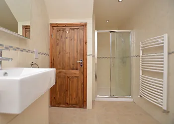 Spacious shower room