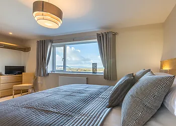 King-size bedroom with sea view and en-suite