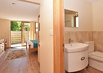 Double bedroom with en-suite shower room