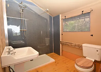 Spacious shower room