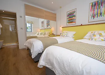 Twin bedroom with en-suite shower room