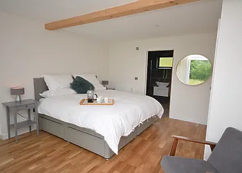 Super King-size bedroom with en-suite bathroom
