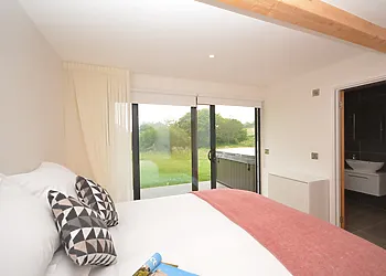 Super King-size zip and link bedroom with en-suite shower room