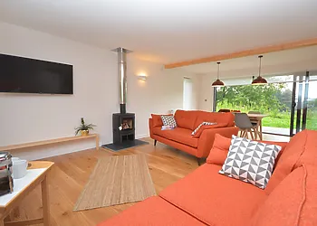 Spacious, contemporary lounge / diner with views to lake
