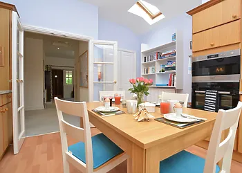 Bright kitchen/dining room