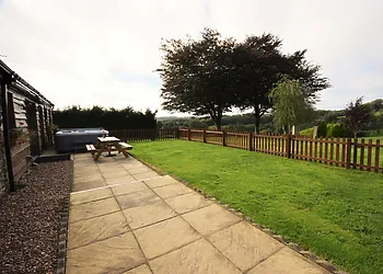Enclosed garden with Hot Tub