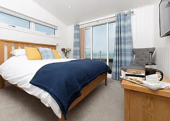 Light and bright king-size bedroom with splendid sea views  