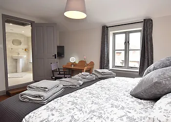 Inviting super-king sized zip and link with en-suite