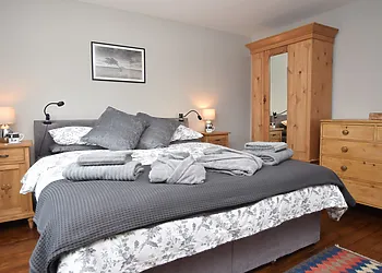 Unwind in the super-king size zip and link bedoom