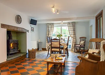 Stylish period farmhouse with hot tub