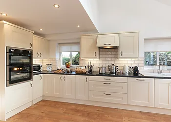 Cook up a feast in this fully equipped kitchen