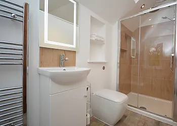 Master open plan en-suite shower room