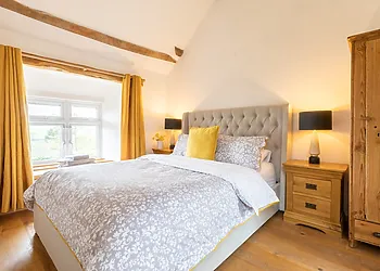 Delicate decor in the bedroom 