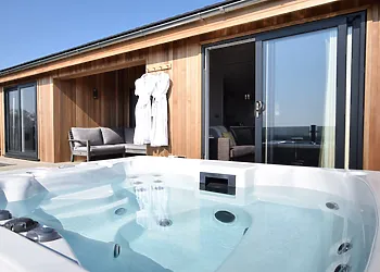 Relax in the wonderful private hot tub and admire the views over the splendid Firth of Forth