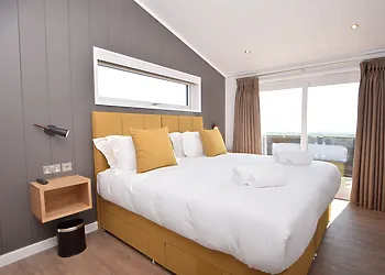 Relax on the comfy bed admire the stunning Firth of Forth views and perhaps enjoy a great movie on the Smart TV