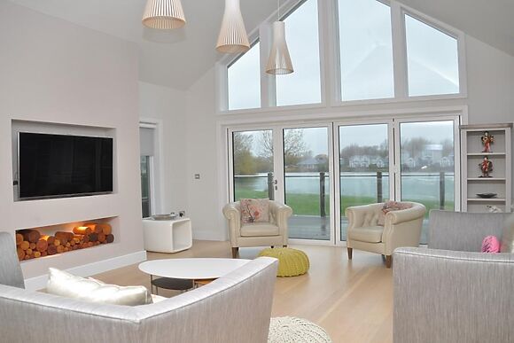 The Summer Lake Retreat Cotswold Water