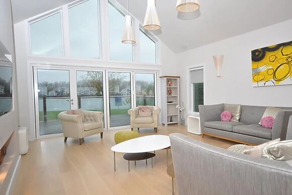 The Summer Lake Retreat Cotswold Water