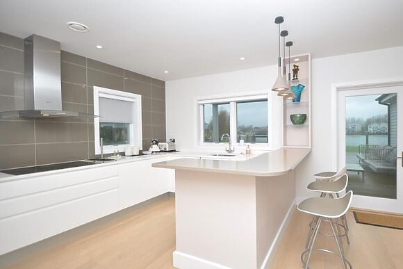 The Summer Lake Retreat Cotswold Water