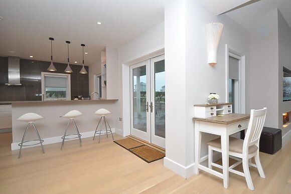 The Summer Lake Retreat Cotswold Water