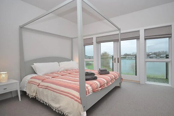 The Summer Lake Retreat Cotswold Water