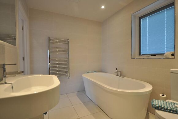 The Summer Lake Retreat Cotswold Water