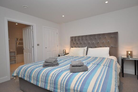The Summer Lake Retreat Cotswold Water