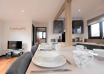 Handy breakfast bar with stool seating