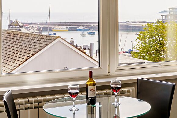2-Bedroom Apartment with Log Burner near Saundersfoot Bay