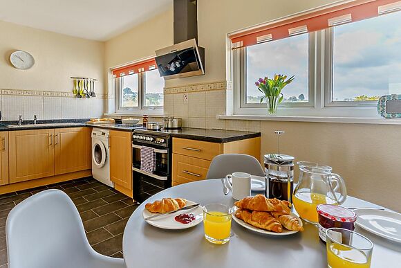 2-Bedroom Apartment with Log Burner near Saundersfoot Bay