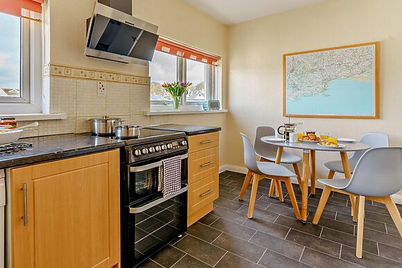 2-Bedroom Apartment with Log Burner near Saundersfoot Bay