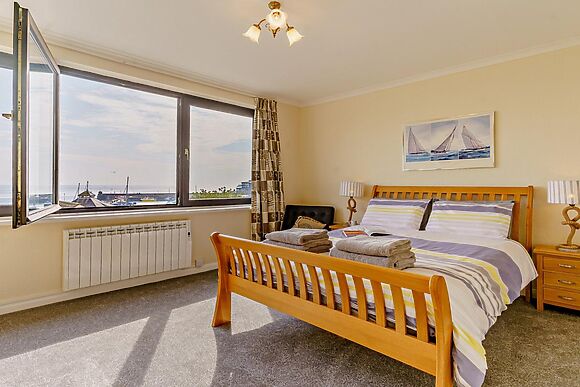 2-Bedroom Apartment with Log Burner near Saundersfoot Bay
