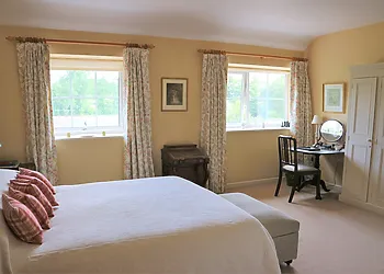 Light and airy en-suite Master bedroom