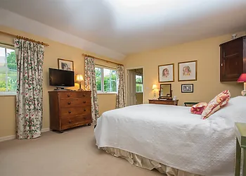 Large double bedroom with en-suite bathroom