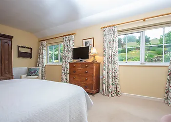 Double bedroom overlooking the garden