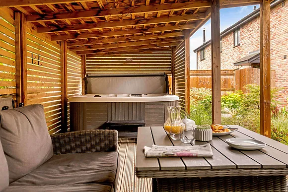 Honey Bee Wild Meadow Cottages